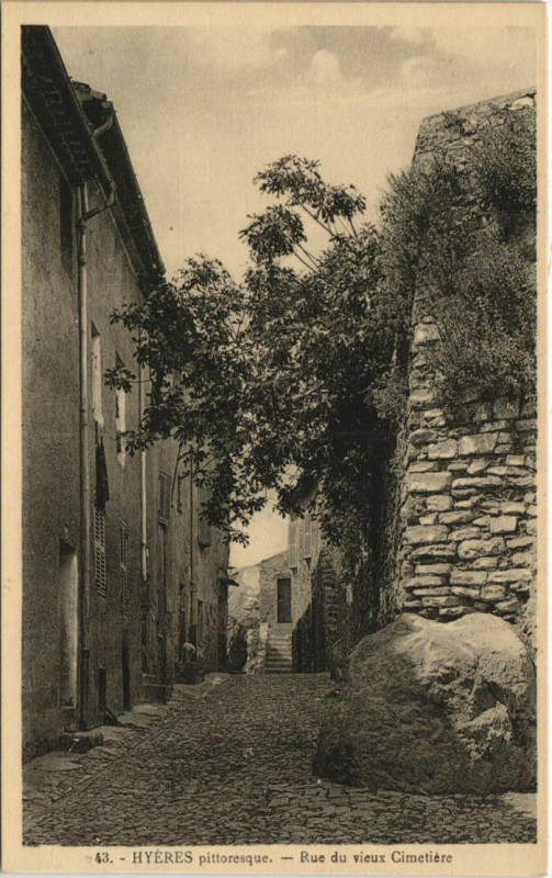 Carte postale ancienne Hyeres Rue du vieux Cimetiere France à Hyères