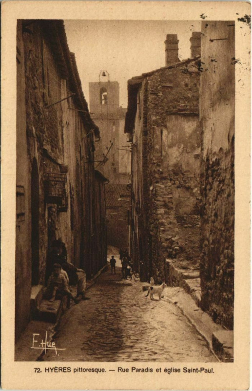 Carte postale ancienne Hyeres Rue Paradis et eglise Saint-Paul France à Hyères