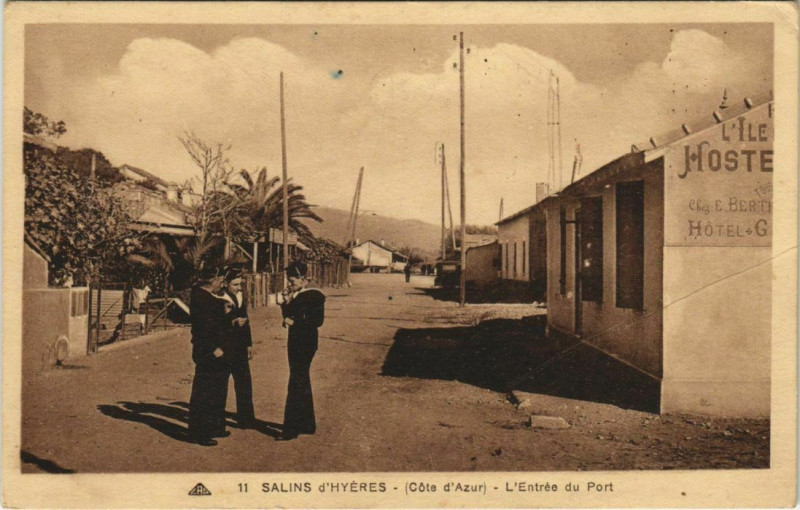 Carte postale ancienne Hyeres L'Entree du Port France à Hyères