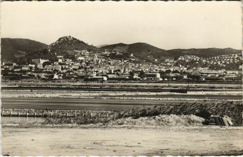 Carte postale ancienne Hyeres Vue Generale s la ville et les Salins France à Hyères