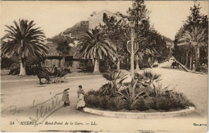Carte postale ancienne Hyeres Rond-Point de la Gare France à Hyères