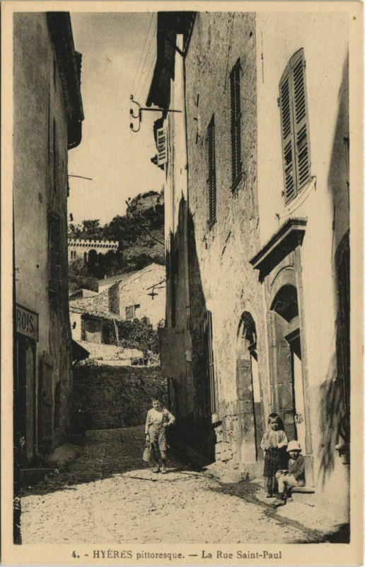 Carte postale ancienne Hyeres La Rue Saint-Paul France à Hyères