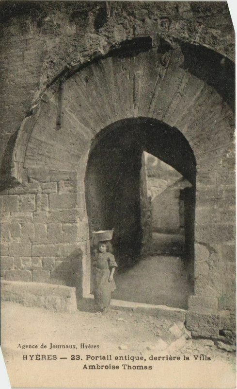 Carte postale ancienne Hyeres Portail antique France à Hyères