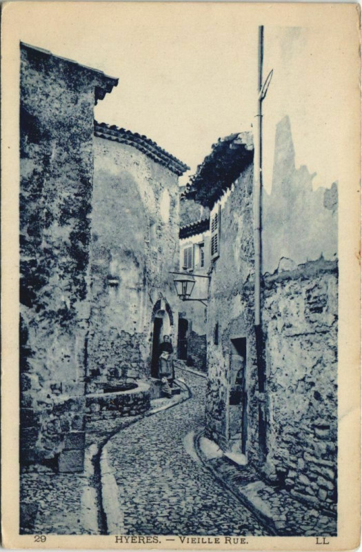 Carte postale ancienne Hyeres Vieille Rue France à Hyères