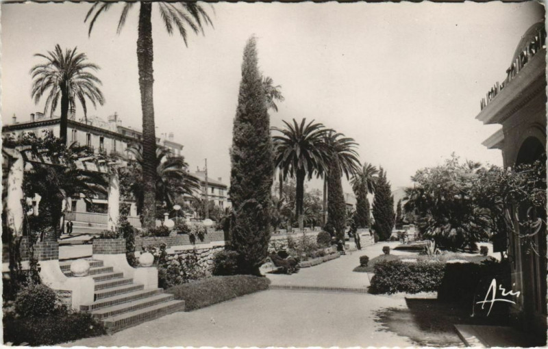 Carte postale ancienne Hyeres Les Jardins du Musee France à Hyères