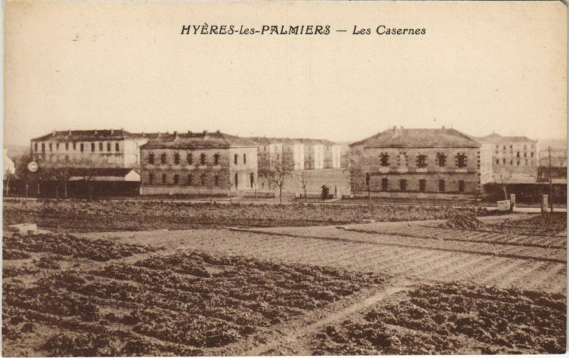 Carte postale ancienne Hyeres Les Casernes France à Hyères