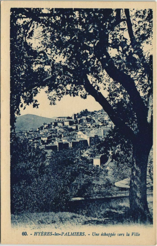 Carte postale ancienne Hyeres Une echappee vers la Ville France à Hyères