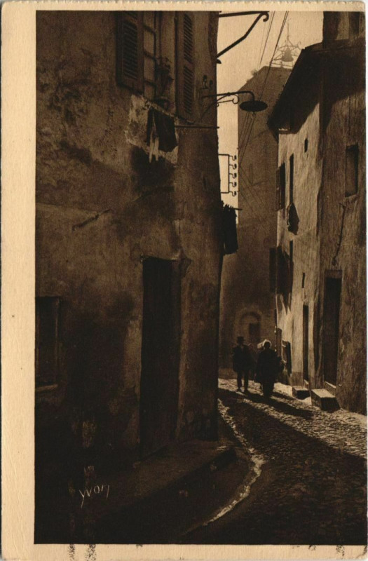 Carte postale ancienne Hyeres Un Coin pitt.de la vieille Ville France à Hyères