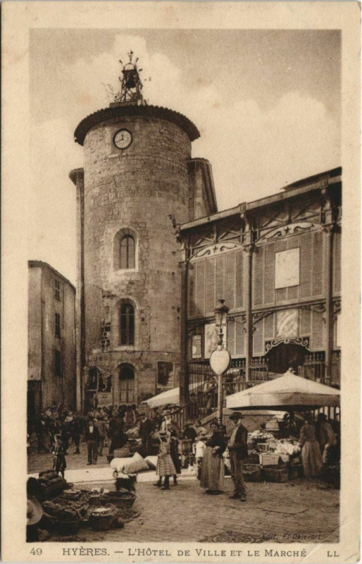 Carte postale ancienne Hyeres L'Hotel de Ville et le Marche France à Hyères