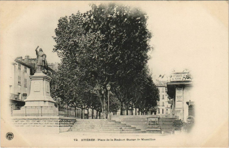 Carte postale ancienne Hyeres Place de la Rade et Statue de Massillon France à Hyères