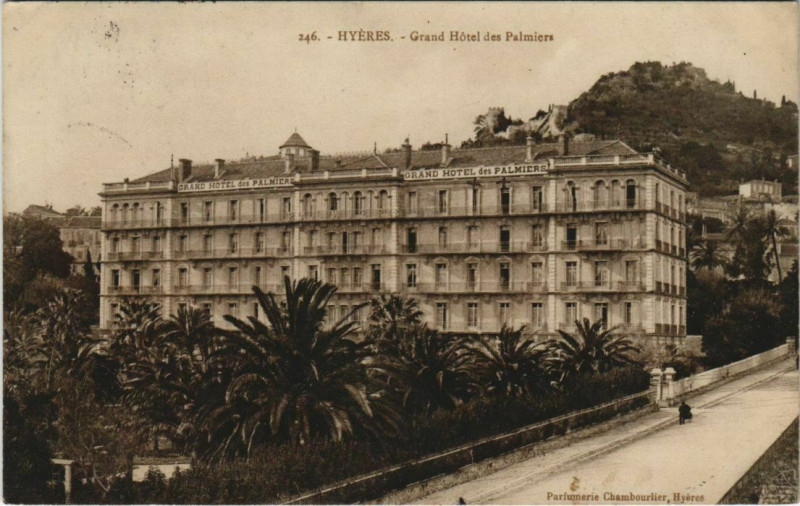Carte postale ancienne Hyeres Grand Hotel des Palmiers France à Hyères