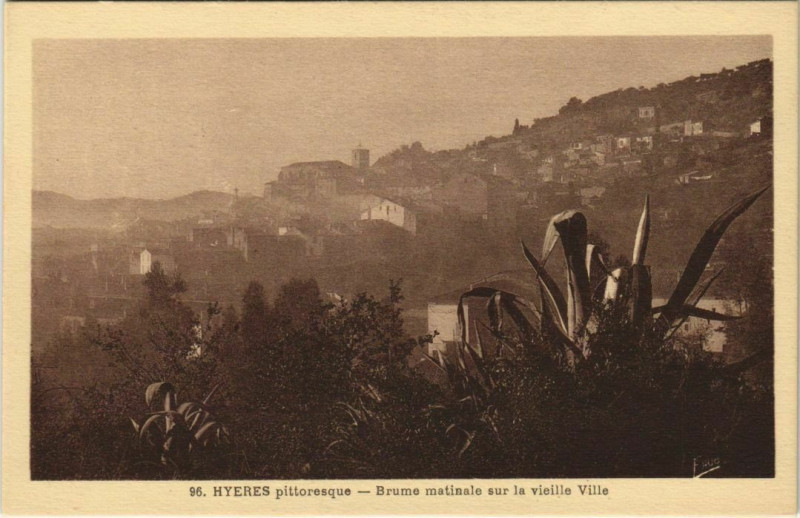 Carte postale ancienne Hyeres Brume matinale s la vieille Ville France à Hyères