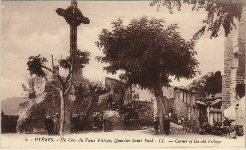 Carte postale ancienne Hyeres Un Coin du Vieux Village France à Hyères