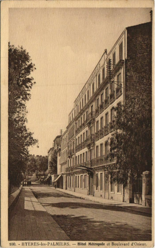 Carte postale ancienne Hyeres Hotel Metropole et Boulevard d'Orient France à Hyères
