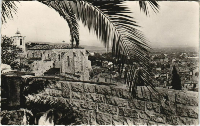 Carte postale ancienne Hyeres L'Eglise Saint-Paul vue du Chateau France à Hyères
