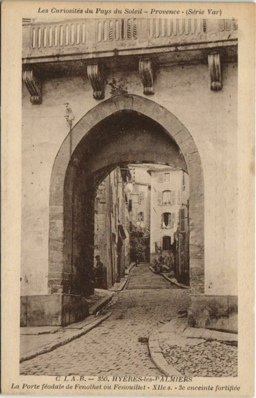 Carte postale ancienne Hyeres La Porte feodale de Fenolhet France à Hyères