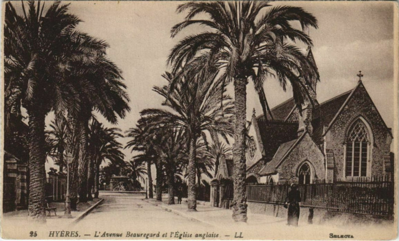 Carte postale ancienne Hyeres L'Avenue Beauregard et l'Eglise anglaise France à Hyères
