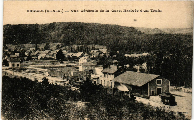 Carte postale ancienne Saclas - Vue Generale de la Gare - Arrivée d'un Train à Saclas