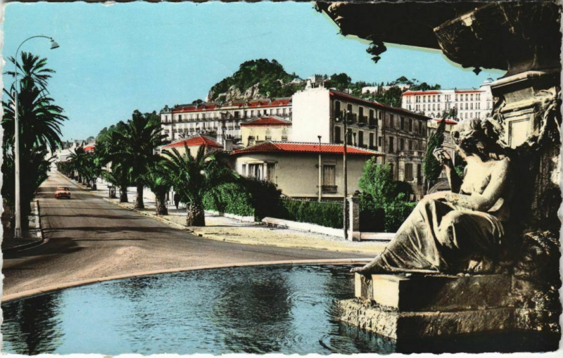 Carte postale ancienne Hyeres Avenue et fontaine Godillot France à Hyères