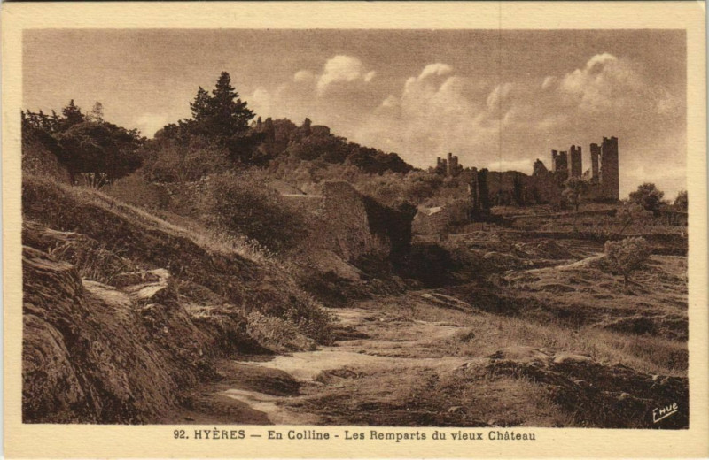 Carte postale ancienne Hyeres Les Remparts du vieux Chateau France à Hyères