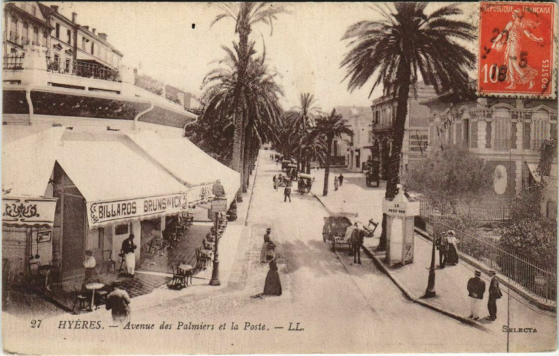 Carte postale ancienne Hyeres Avenue des Palmiers et la Poste France à Hyères