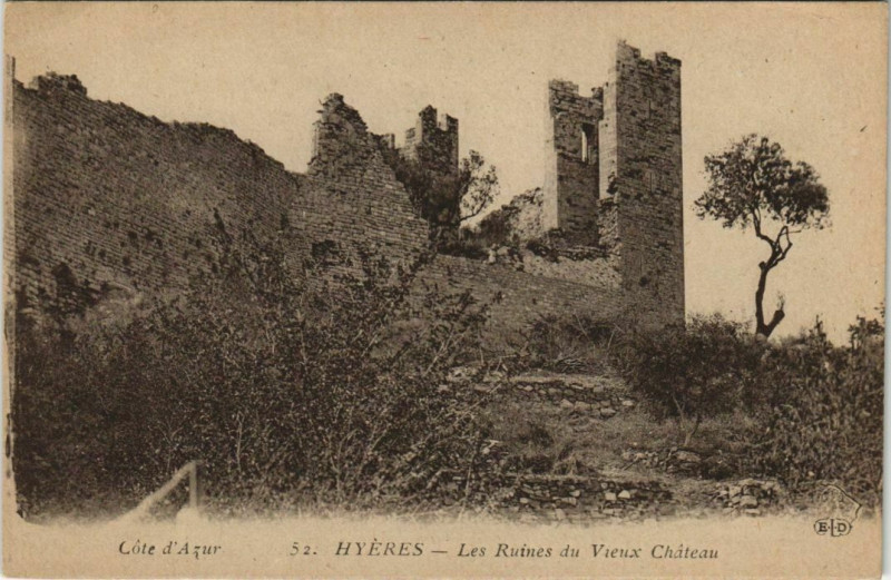 Carte postale ancienne Hyeres Les Ruines du Vieux Chateau France à Hyères