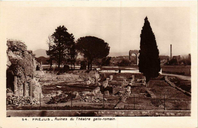 Carte postale ancienne Frejus Ruines du Théatre gallo-romain à Fréjus