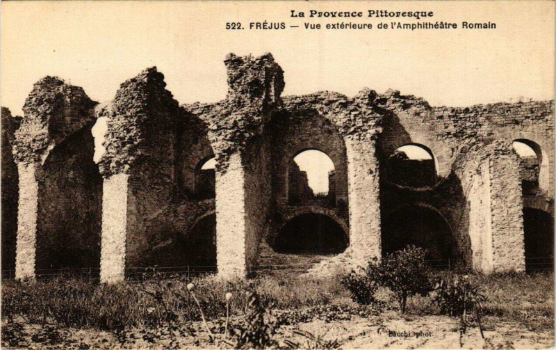 Carte postale ancienne Frejus Vue Extérieure de l'AmphiThéatre Romain à Fréjus