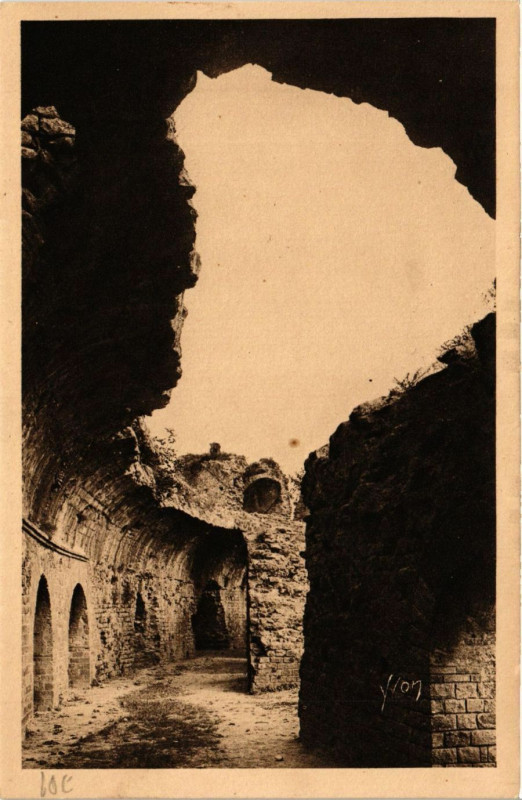 Carte postale ancienne Frejus - Galeries voutées de l'AmphiThéatre à Fréjus