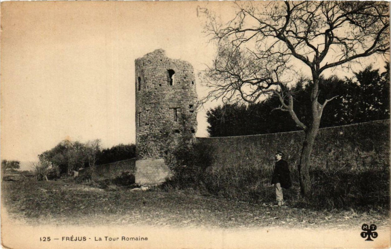Carte postale ancienne Frejus La Tour Romaine à Fréjus