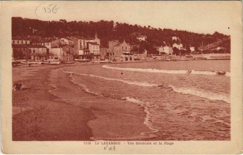 Carte postale ancienne Le Lavandou Vue Generale et la Plage au Lavandou