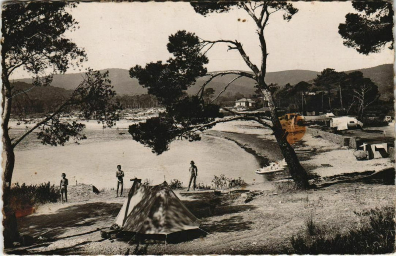 Carte postale ancienne Bormes-les-Mimosas Plage de la Faviere à Bormes-les-Mimosas