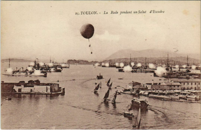 Carte postale ancienne Toulon La Rade pendant un Salut d'Escadre - Balloon à Toulon