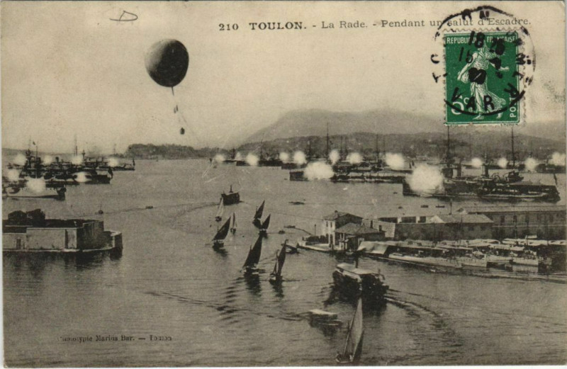 Carte postale ancienne Toulon La Rade - Pendant un Salut d'Escadre à Toulon