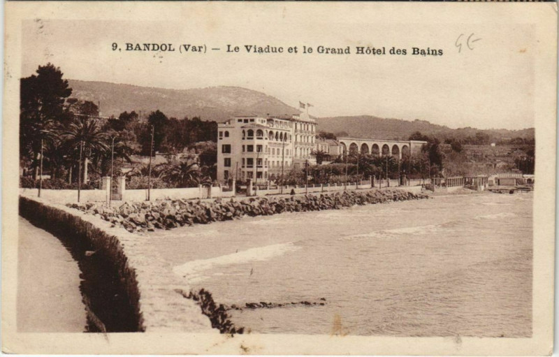 Carte postale ancienne Bandol Le Viaduc et le Grand Hotel des Bains à Bandol