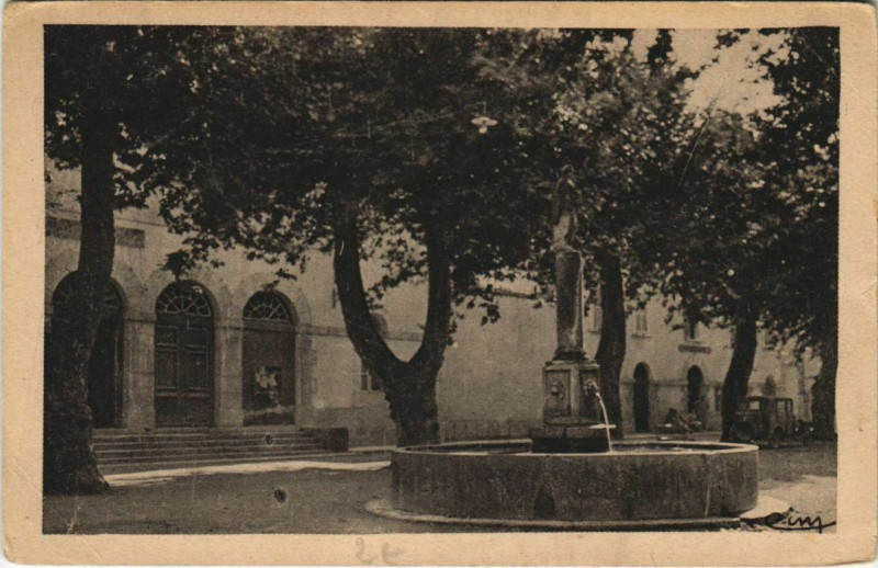 Carte postale ancienne Brignoles Place du Palais de Justice à Brignoles
