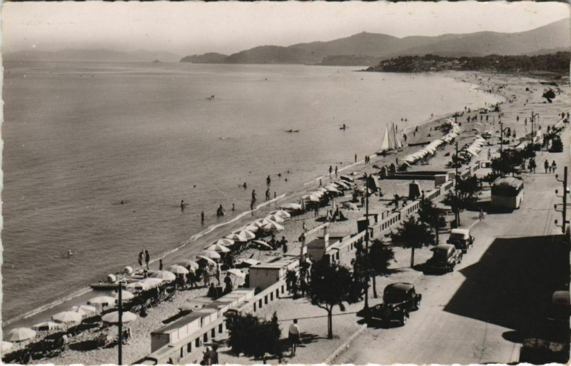 Carte postale ancienne Le Lavandou La Plage au Lavandou