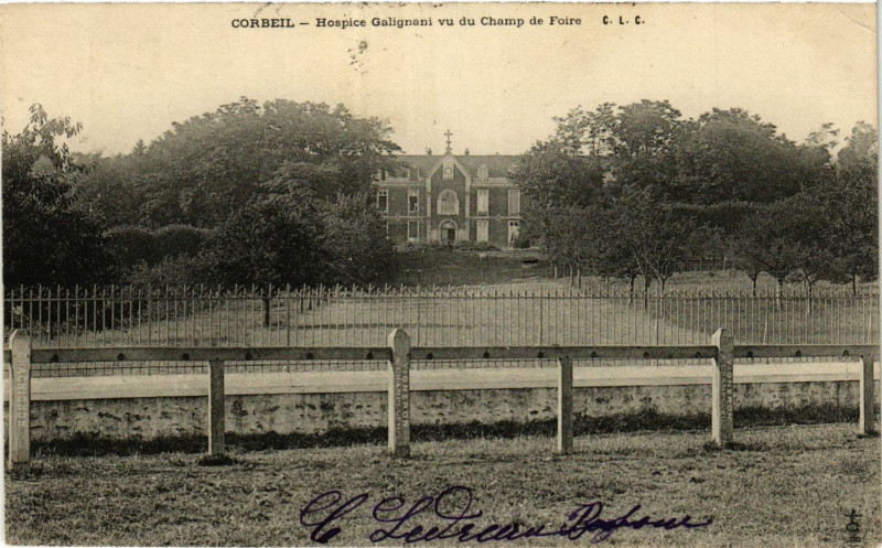 Carte postale ancienne Corbeil - Hospice Galignani vu du Champ de Foire
