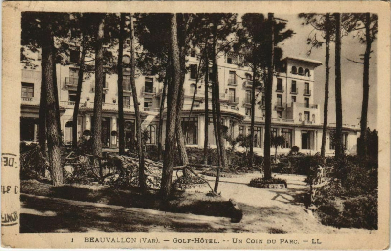 Carte postale ancienne Beauvallon Golf-Hotel - Un Coin du Parc