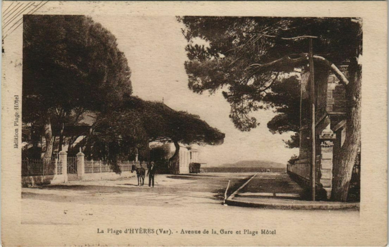 Carte postale ancienne Hyeres La Plage d'Hyeres - Avenue de la Gare et Plage Hotel à Hyères