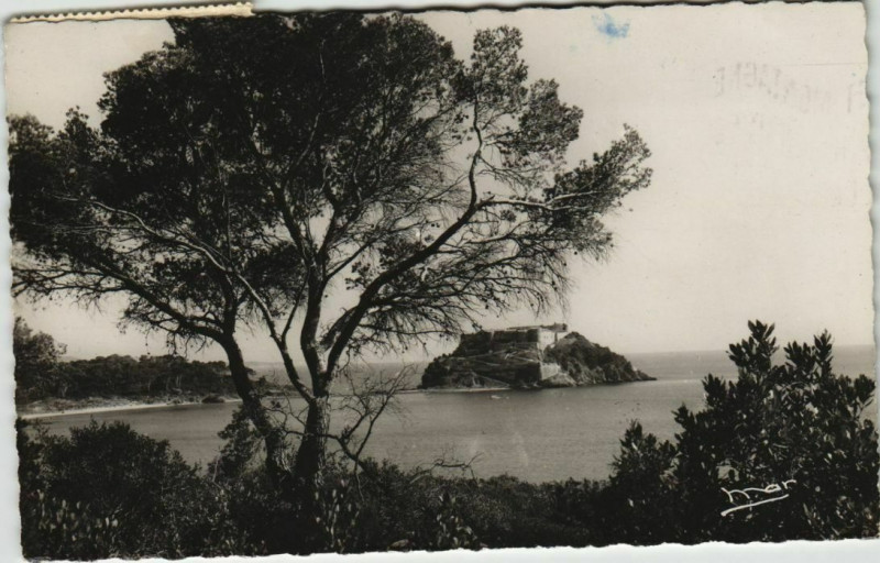 Carte postale ancienne Le Lavandou Le Fort de Bregancon au Lavandou