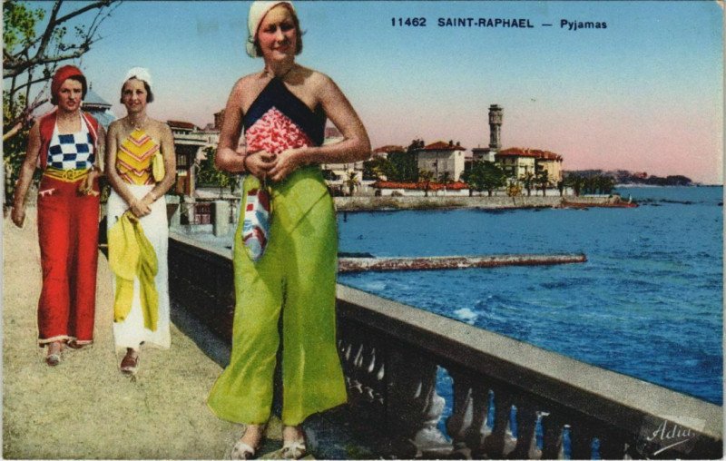 Carte postale ancienne Saint-Raphael Pyjamas - Young Ladies à Saint-Raphaël