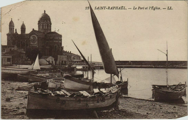 Carte postale ancienne Saint-Raphael Le Port et l'Eglise à Saint-Raphaël