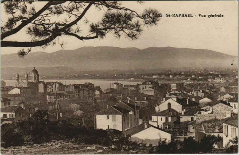 Carte postale ancienne Saint-Raphael Vue Generale à Saint-Raphaël