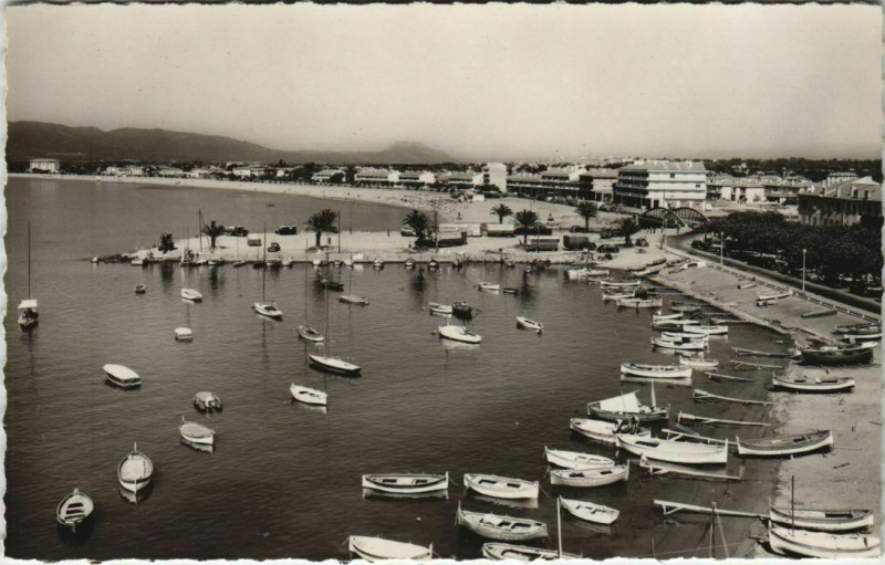 Carte postale ancienne Frejus Frejus-Plage - Le Port de Saint-Raphael - La Plage à Fréjus