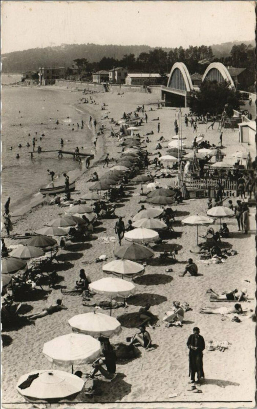 Carte postale ancienne Sainte-Maxime Un Coin de la Plage à Sainte-Maxime