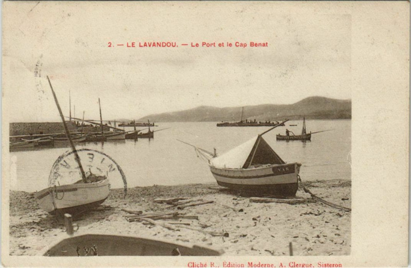 Carte postale ancienne Le Lavandou Le Port et le Cap Benat au Lavandou