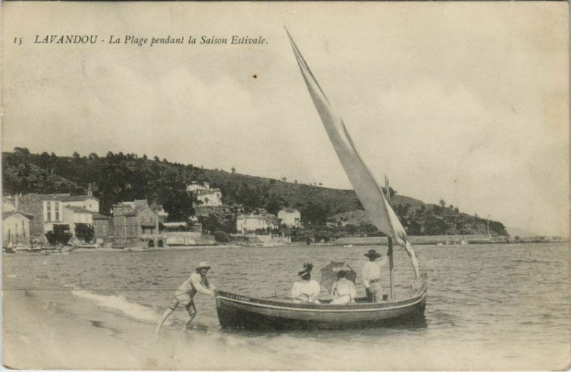 Carte postale ancienne Le Lavandou La Plage pendant la Saison Estivale au Lavandou