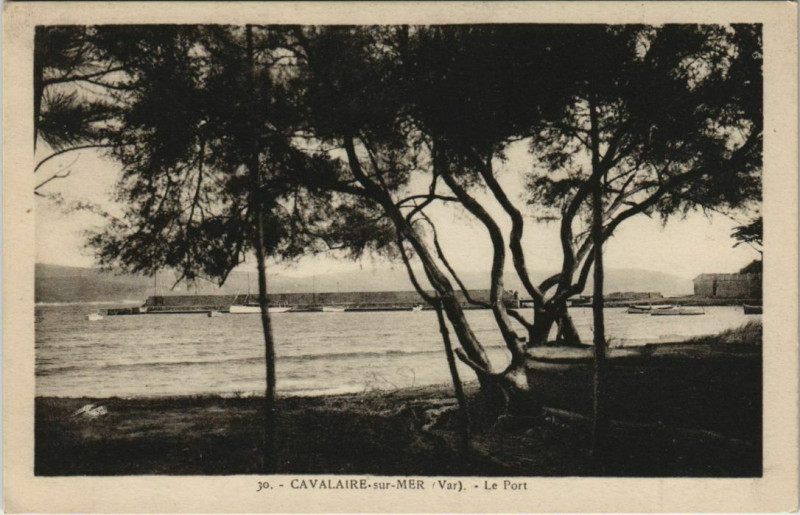 Carte postale ancienne Cavalaire-sur-Mer Le Port à Cavalaire-sur-Mer