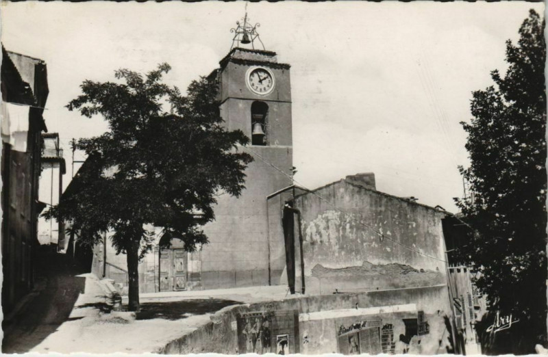 Carte postale ancienne Pierrefeu-du-Var L'Eglise à Pierrefeu-du-Var